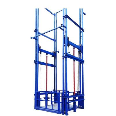 China Commerciële 2000kgs Hydraulische vrachtlift Lift 3m Externe goederenlift Te koop