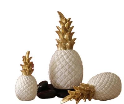 China Traditional Wholesale Resin Pineapple Craft Ornaments Room Home Decoration Desk Accessories for sale