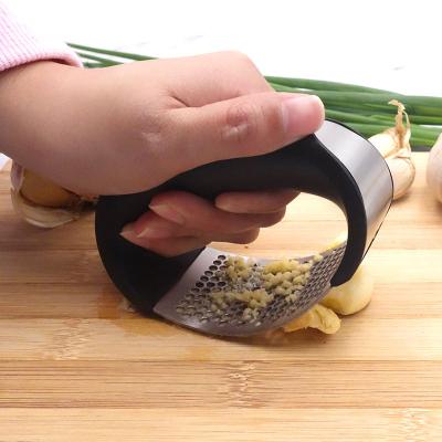 China Sustainable Professional kitchen gadgets plastic stainless steel rocker Mincer Crusher garlic too press Chopper and roller for sale