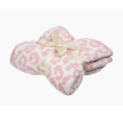 China Wholesale Magnetic Hot Pink Stylish Knitted Blanket For Gift Colorful Polyester Leopard Blanket for sale