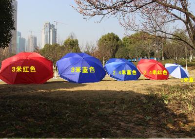 China Las sombrillas al aire libre del tejido de poliester modificaron el logotipo para requisitos particulares para la calle comercial en venta