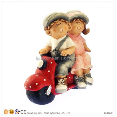 China Lovely Souvenir Love Garden Decoration Boy And Girl Garden Statue 2 Wheel Electric Scooter Gift For Girl for sale