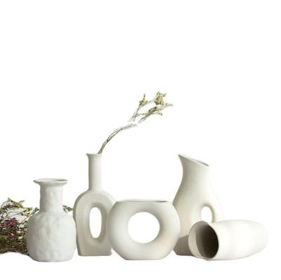 China Popular Dry White Ceramic Farmhouse Flower Vase Living Room Table Home Decoration Accessories for sale