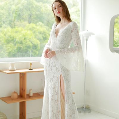 China Customization Anti-Static Tail Appliqued Ivory Deep V Lace Ruffle Vintage Wedding Dress for sale