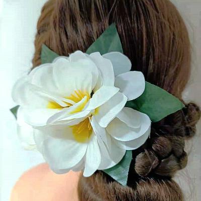 China Festival Performance Decoration Factory Supplier Wholesale HC00063 10 Colors Guaranteed Quality Price Hawaii Suitable Artificial Silk Frangipani Flower Hair Clip for sale