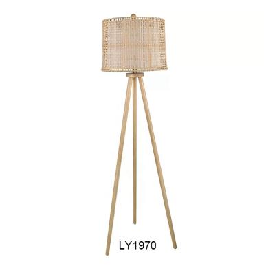 China Living Room Wood Indoor Home Bedroom Floor Lamp Tripod Standard Decorative Bleached Wooden Floor Lamps for sale