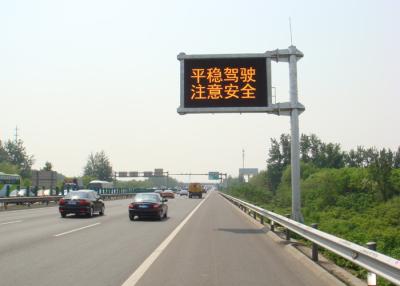 China Cantilever P25 Flashing Traffic Signs , Programable Led Sign For Hazard Dangerous Warning for sale