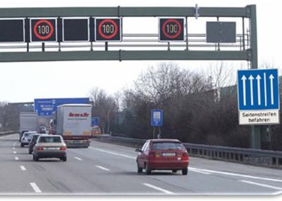 China Traffic Control Variable Speed Signs Free Standing 5000 cd/M2 700mm x 650mm for sale