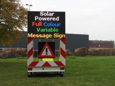 China Full Color Portable Variable Message Sign Solar Powered With Amber Color for sale