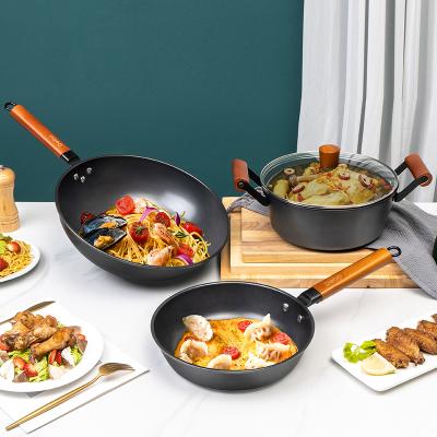 China Viable Traditional Chinese Japanese Woks Hand Hammered Carbon Steel Woks With Detachable Handle Carbon Steel Wooden Wok for sale