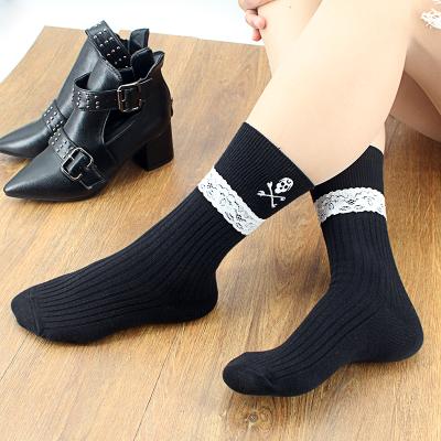 China 2022 Newest Novelty Style Anti-slip Women Lace Up Socks With Skull Logo for sale