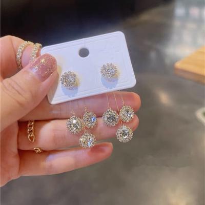 China Lady Luxury Temperament Micro-Inlaid Zircon TRENDY S925 Needle Silver Light Around Diamond Snap Earrings For Banquet Wedding Earrings for sale