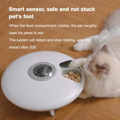 China Indestructible Automatic Natural Rubber Treat Dispenser Interactive Dog Chewing Toy Pet Food Dispenser for sale