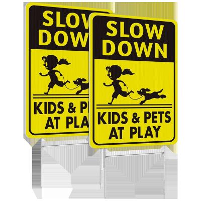 China Slow Down Sign - Children And Pets At Play Warn Yard Signs Lawn Sign With Metal Stakes Circular / Square Diameter / Triangle Octagon Rectangle for sale