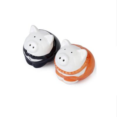 China Couple Viable Cute Ceramic Pigs Salt Pepper Shaker Set Wedding Party Gifts for sale