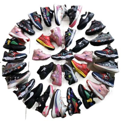 China Newest fashion 2021 trend wholesale second-hand boys used sports shoes mix in balls packed for sale