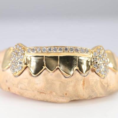 China CUSTOM 8 TEETH GRILLZ WITH MOISSANITE DIAMOND ON FANGS AND GOLD DIAMOND BAR GRILLZ for sale