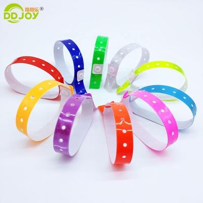 China Custom Europe Free Sample Promotional Neon Colorful Reflective Vinyl Soft PVC Wristband for sale