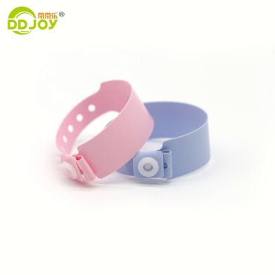 China Cute Ready To Ship In The Running Bands Wholesale Custom Logo Plastic Wrist Events Bracelet For Kids for sale