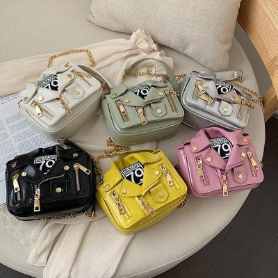 China Latest Fashion 2021 Wholesale Girls Fashion Handbags Lady Fashion Handbags Popular Woman Cloth Clips For Female for sale