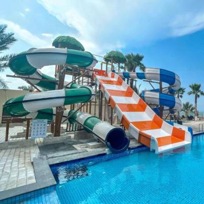 China Fiberglass Hotel Water Slide Rechte/bochtige vorm met water spray non slip stappen Te koop