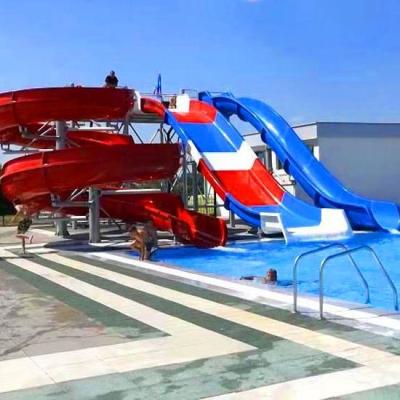 Cina Slide di piscina di hotel durevole con spruzzo d'acqua, gradini antiscivolo e maniglie di sicurezza in vendita