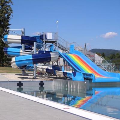 China Slide de piscina de hotel personalizable para 1-2 personas escalones antideslizantes en la instalación del suelo en venta