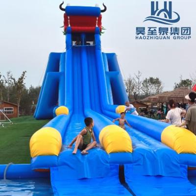 China 15ft opblaasbaar springhuis met waterglijbaan Groene kraan Zware opblaasbare waterslide met blazer Te koop