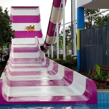 China 6-10 mm dikte boemerang glijbaan voor waterpark geproduceerd met behulp van spray-up methode Te koop