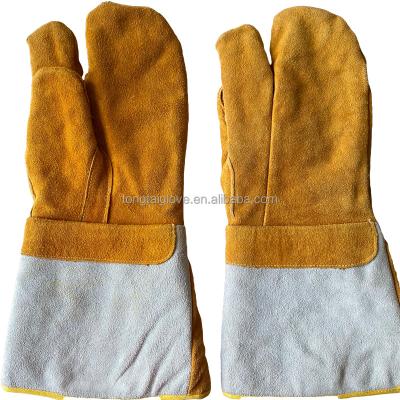 China Customized New Design High Quality Three Finger Anti-Slip High Temperature Resistant Fleece Lined Welding Gloves For Work Safety Barbecue for sale