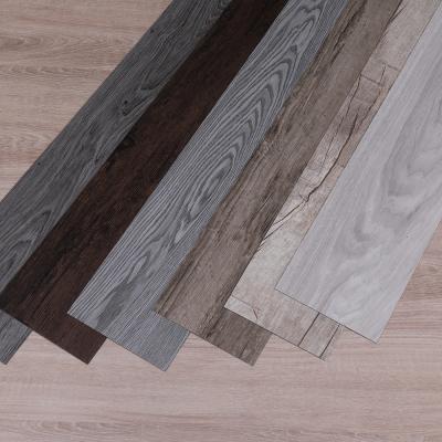 China Het beste tapijt van pvc van luxe zelfklevende vinyltegels antislip dat als het houten planken vloeren kijkt Te koop