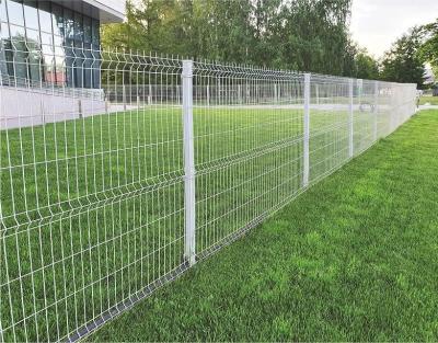 China Modern Outdoor Curved Welded Galvanized Wire Mesh Fence for Lawn for sale