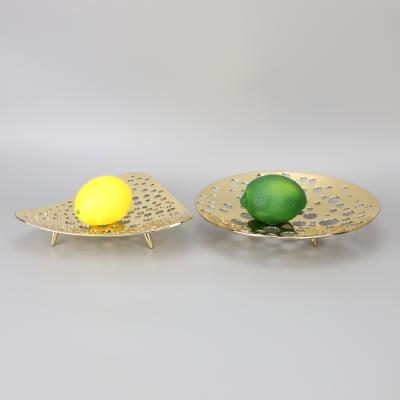 China Creative and simple metal metal crafts hollowed out fruit tray ornaments for sale