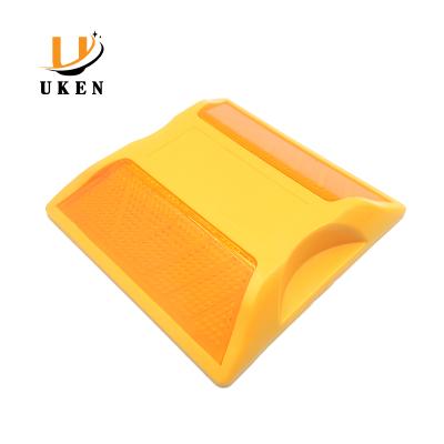 China Traffic Warning Yellow ABS Plastic Reflective Road Stud Amber Cat Eye Reflector Road Spike zu verkaufen