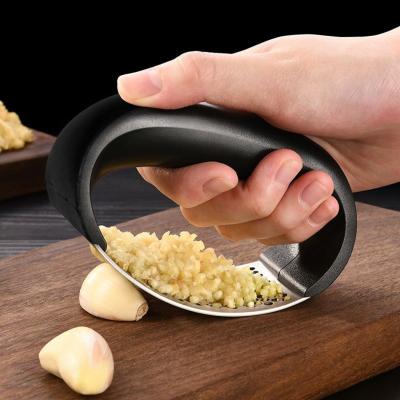 China Multifunctional Stainless Steel Garlic Crusher Kitchen Device Household Garlic Crusher Stored Manual Garlic Press for sale