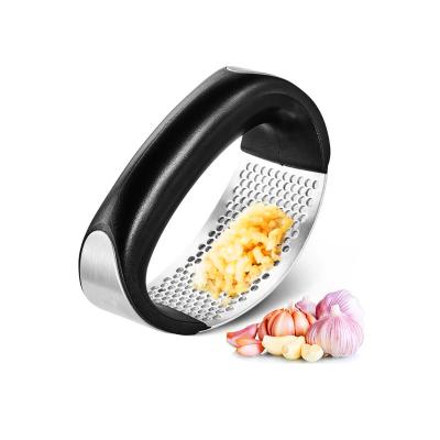 China Stocked Curved Manual Stainless Steel Garlic Press Crusher Kitchen Garlic Meat Grinder Cutting Garlic Vegetable Tools for sale