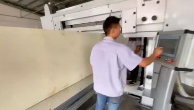 China Hoogwaardige automatische platte snijmachine voor schuim TDBW-2100 Te koop