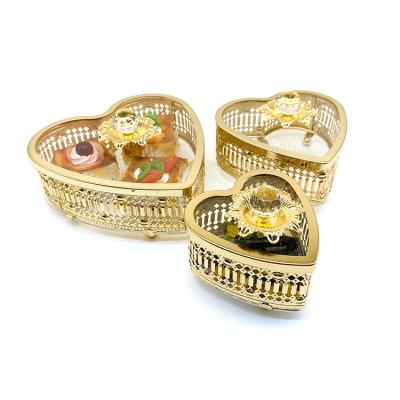 China Golden Candy Jar Custom New Europe And America Style Heart-shaped Metal Iron Golden Gold Storage Box Cake Candy Jar With Lid for sale