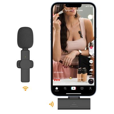 China Handheld Lavalier FFETT Microphone for Live Stream Interview Vlog Shooting 2.4G Mini Mic Wireless Lavalier Recording Microphone for sale