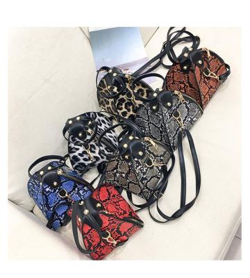 China Luxury Daily Bags Leopard Print Messenger Handbags Women Stretch Large Capacity Leather Shoulder Bag for sale