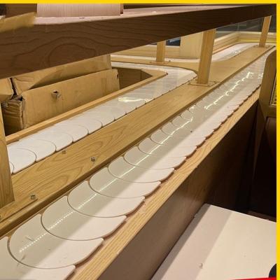 China Fire Resistant Conveyor POM Chain Belt Conveyor System Sushi Hot Pot Conveyor Belt Chain For Restaurant zu verkaufen