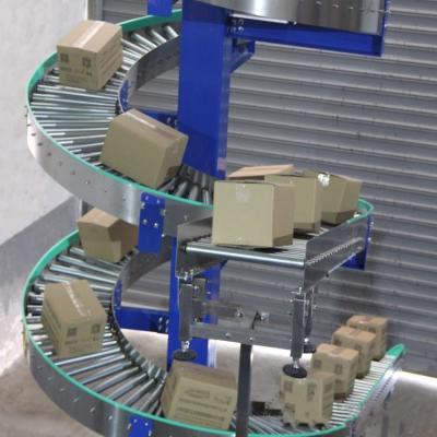 China Heat Resistant BeverageTransfer Spiral Conveyor Heavy Load Plastic Food Conveyor Different Floors Transfer Cardboard en venta