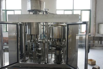 Chine Machine de remplissage de bouteilles complètement automatique d'huile remplissant et couvrant 2 dans 1 unité à vendre