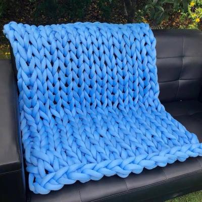 China Anti-Static Chunky Knit Blanket Cotton Hand Washable Machine Made Cute Bed Sofa Throw Suitable For Winter for sale