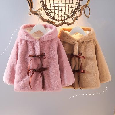 China Las chaquetas del invierno de los niños de la felpa del conejo el 110cm rellenaron la hebilla impermeable del cuerno del trastorno de la capa en venta