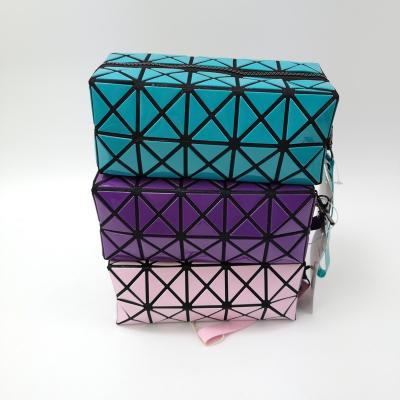 China Custom Makeup Pouch Fashion Logo Classic Lattice Design Pvc Luxury Cosmetics Bag for sale