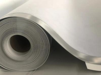 Cina Linea di estrusione di materiali per tetto a rotoli impermeabilizzanti composti ad alto polimero Linea di produzione di fogli di geomembrana HDPE / PVC / TPO in vendita