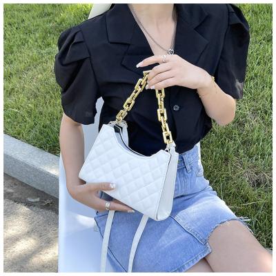 China Fashion Hot Selling Women's Luxury Handbags For Wholesale Woven Sling Bag With Chain Cassette Padded Cross - Body Women Handbag New for sale