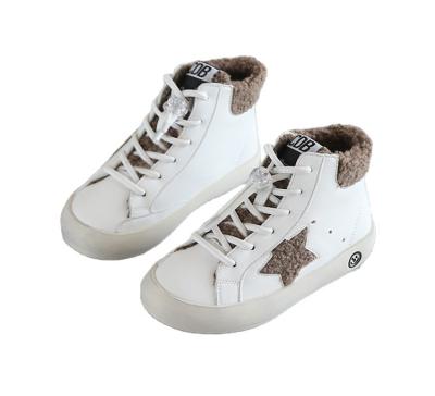 China 2021 Light weight winter and autumn girls winter and autumn girls sports shoes kids all-match white velvet panel shoes boys cotton high top shoes for sale