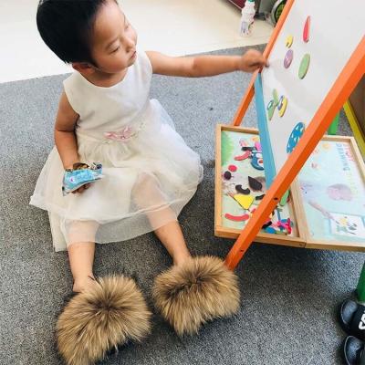 China Mommy and Me Fashion Trend Green Real Raccoon Fur Ladies Flush Sandals Slippers Women Outdoor Fluffy Kids Slippers Slippers Custom Made for sale